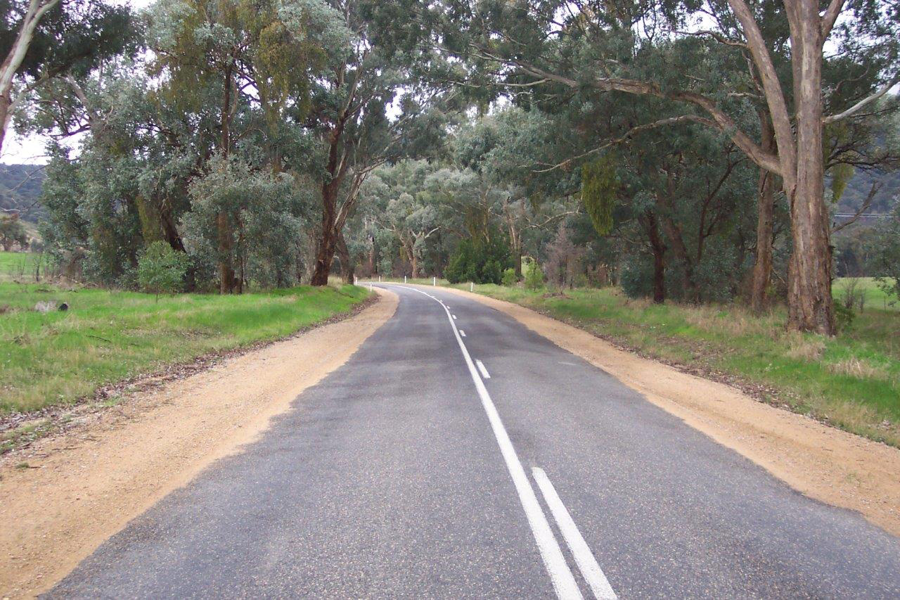 Figure 8.20 - Narrow road way may lead to centerline driving © ARRB Group